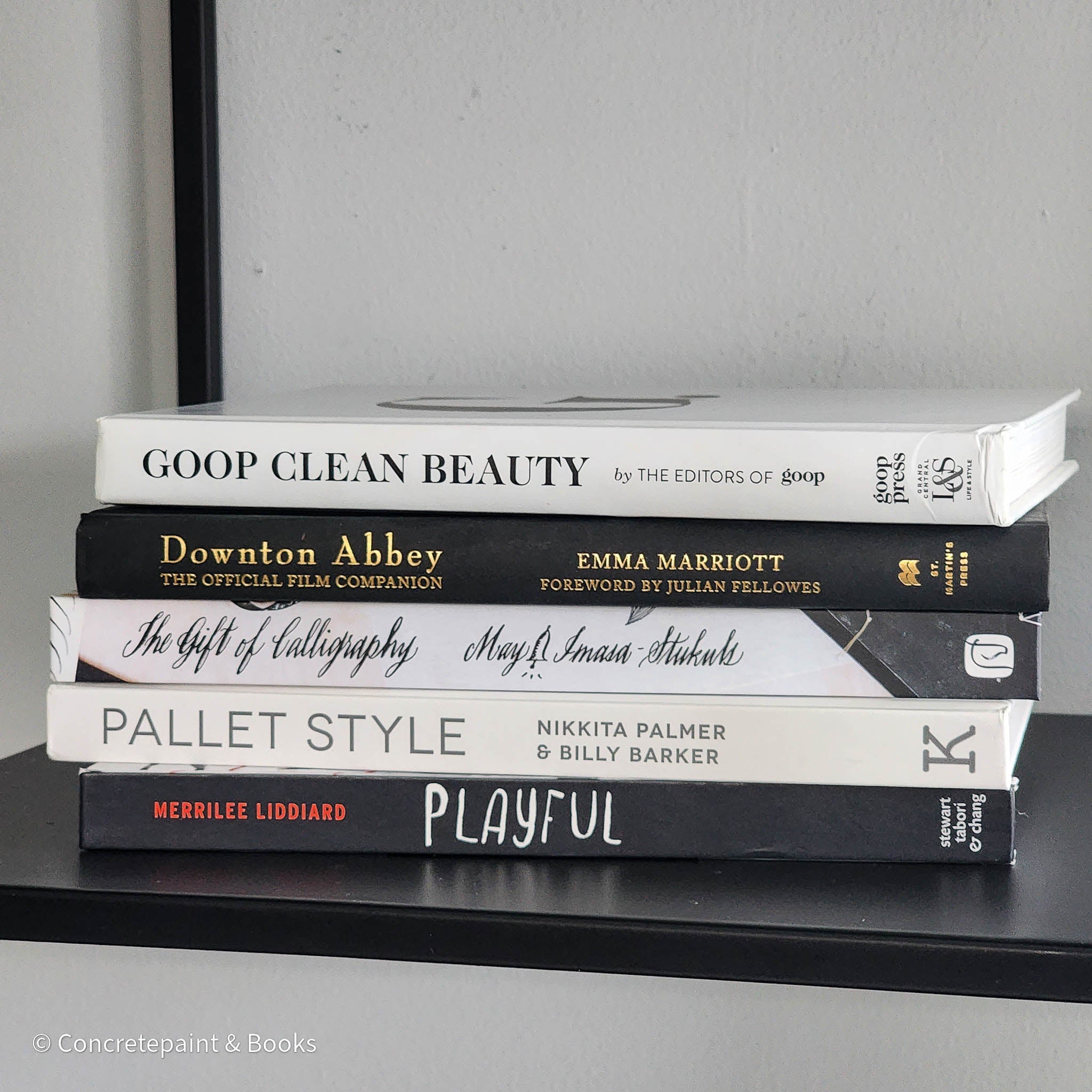 Black & White Modern Coffee Table Decor 5
