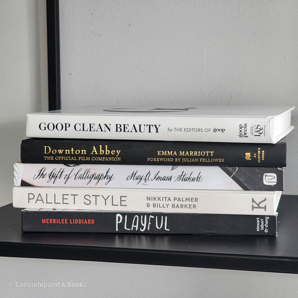 Black & White Modern Coffee Table Decor 5