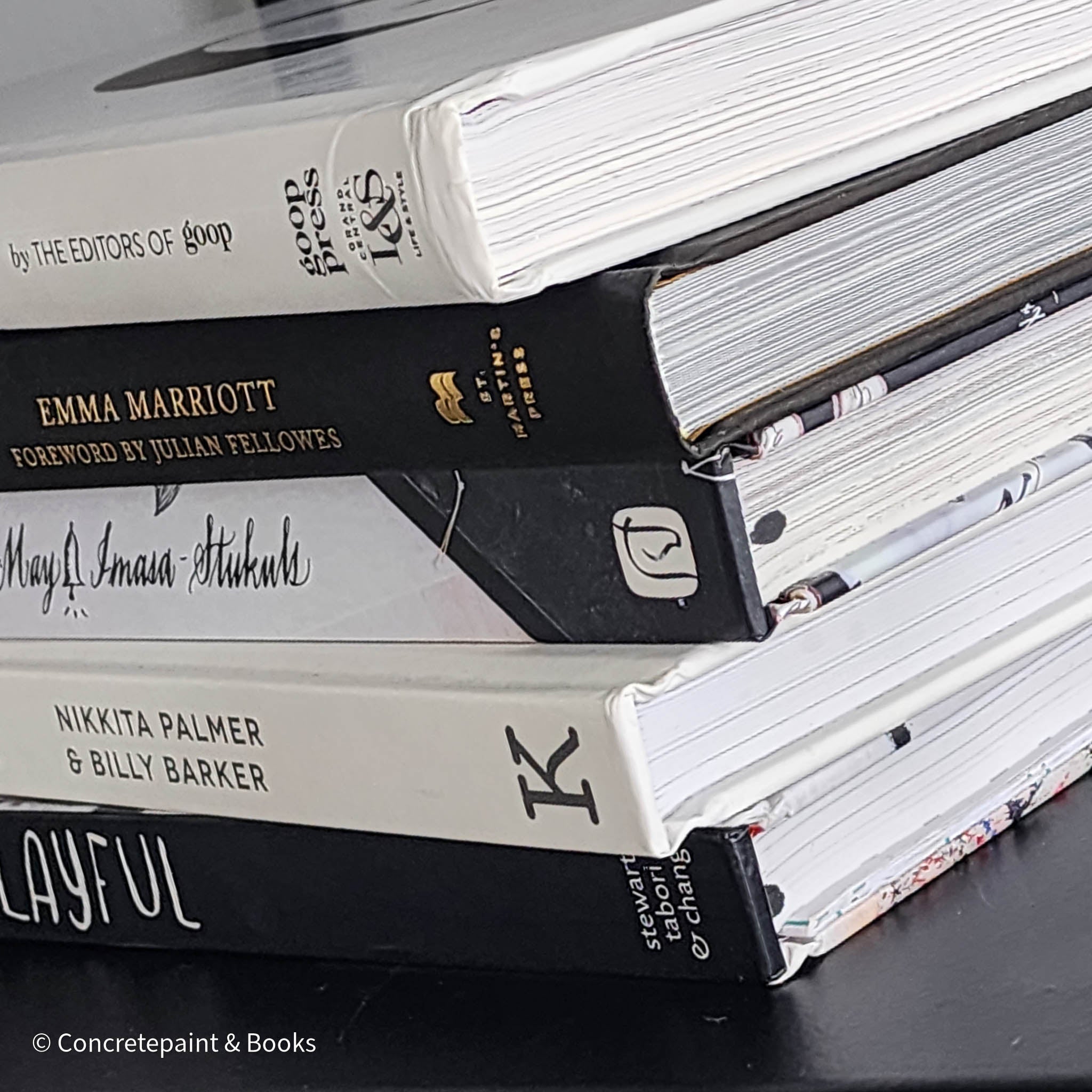 Black & White Modern Coffee Table Decor 5