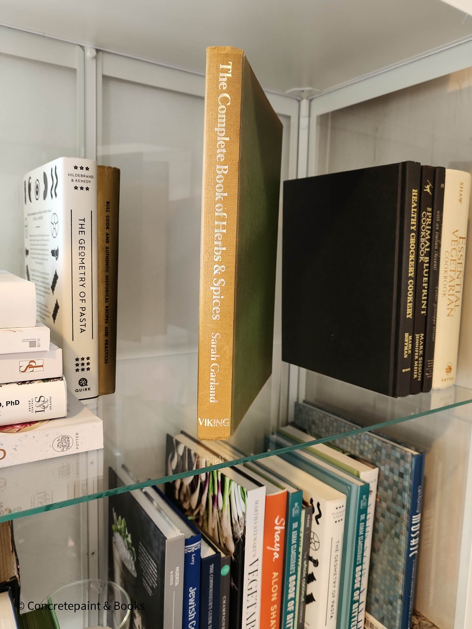 neutral, black, white and gold kitchen decoration. Cookbooks used as kitchen decoration  